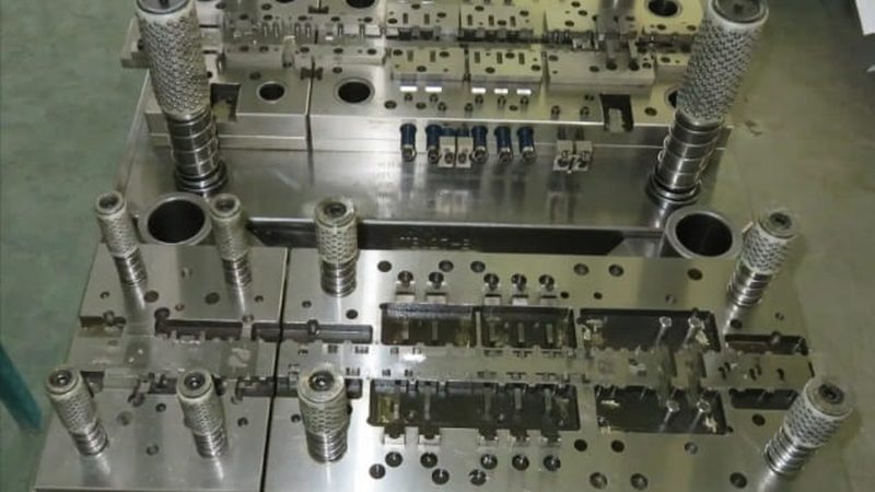 在模具试模过程中，出现流痕是一个常见现象。流痕的形成通常与以下因素有关：